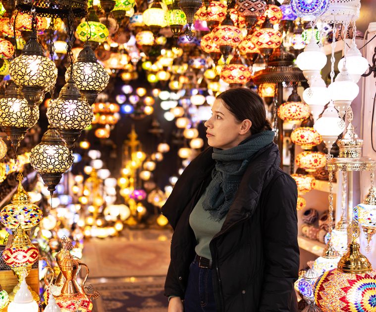 Traveller among the lamps of an Istanbul bazaar shop — Kackar Tour DMC
