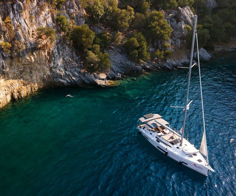 Sailing yacht anchored in a turquoise cove on the Turkish coast — Kackar Tour DMC